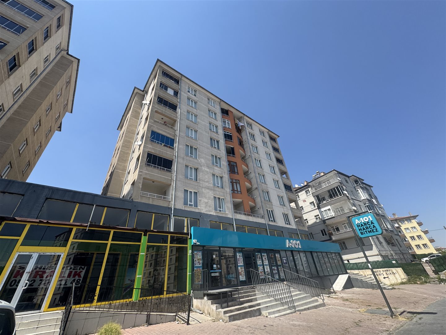 SELÇUKLU'DA KAPALI OTOPARKLI MANZARALI GENİŞ 3+1 SATILIK DAİRE