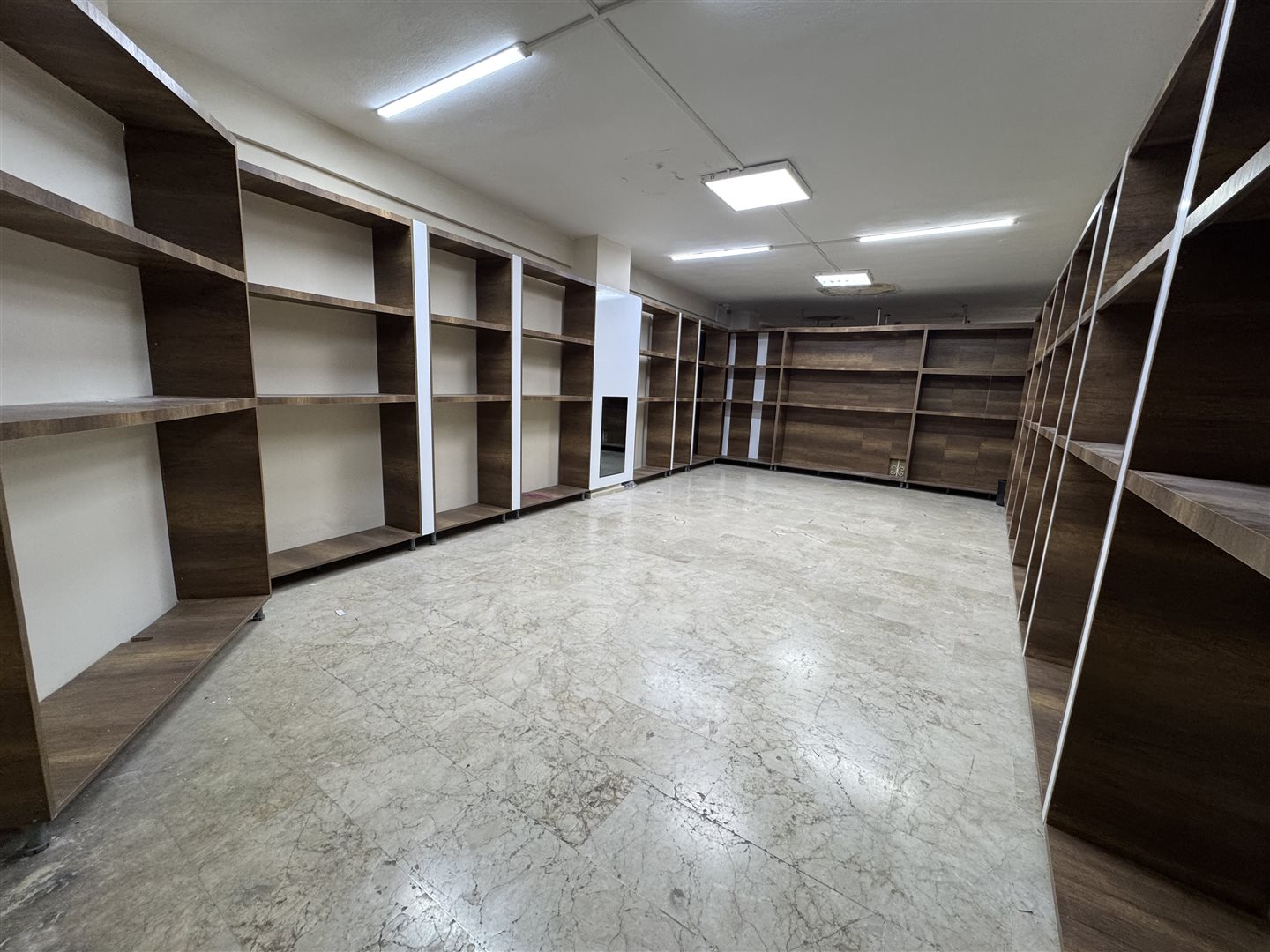YAŞAR GYO| DEMOKRASİ'DE ANA BULVAR ÜZERİ 210 M2 KİRALIK DÜKKAN - 9