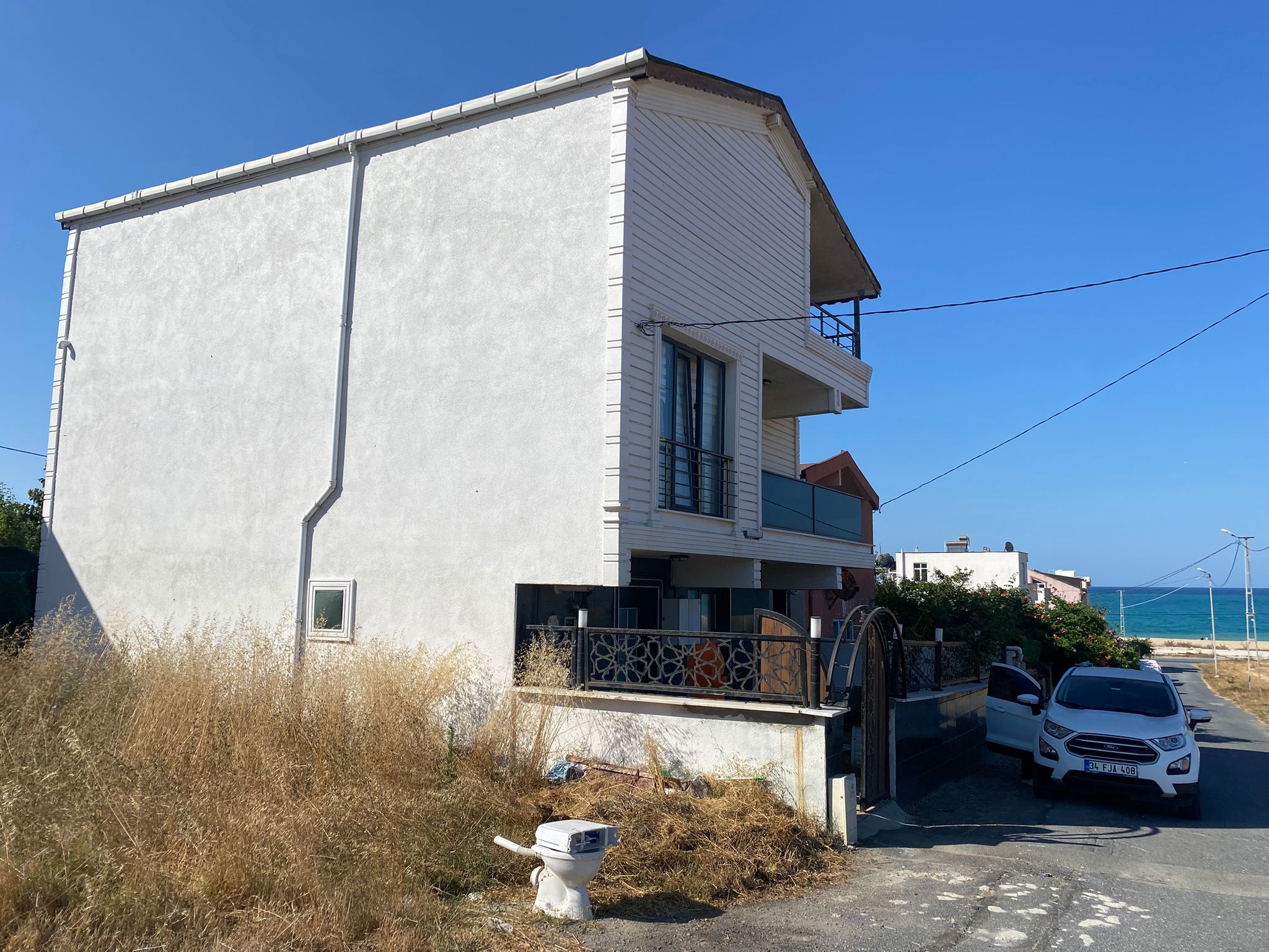 ARNAVUTKÖY YENİKÖY'DE 4+1 SATILIK VİLLA