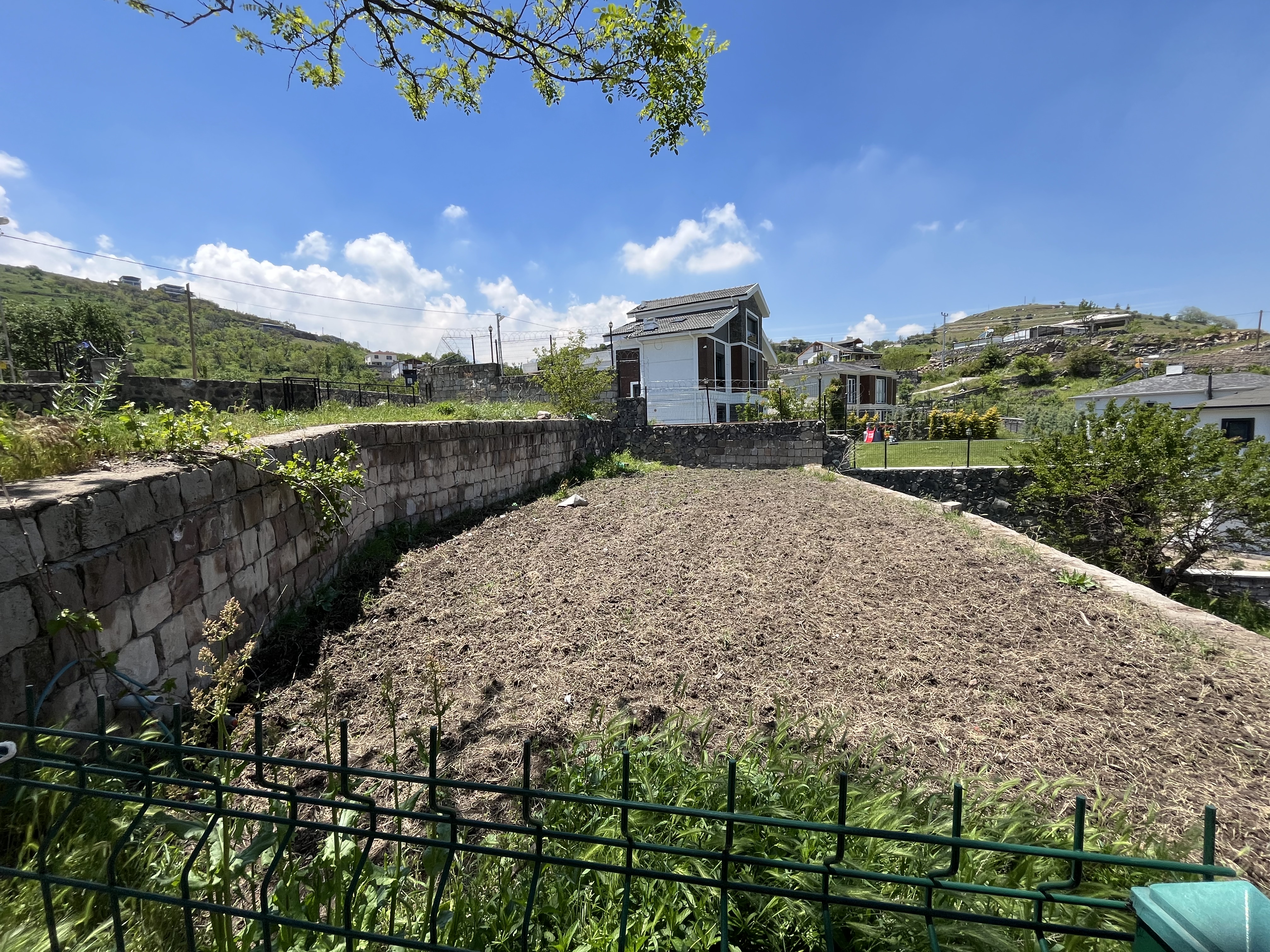 HACILAR AŞAĞI MH.DE 1750 M2 DUVARLARI ÖRÜLÜ KÖŞE VİLLA PARSELİ - 17