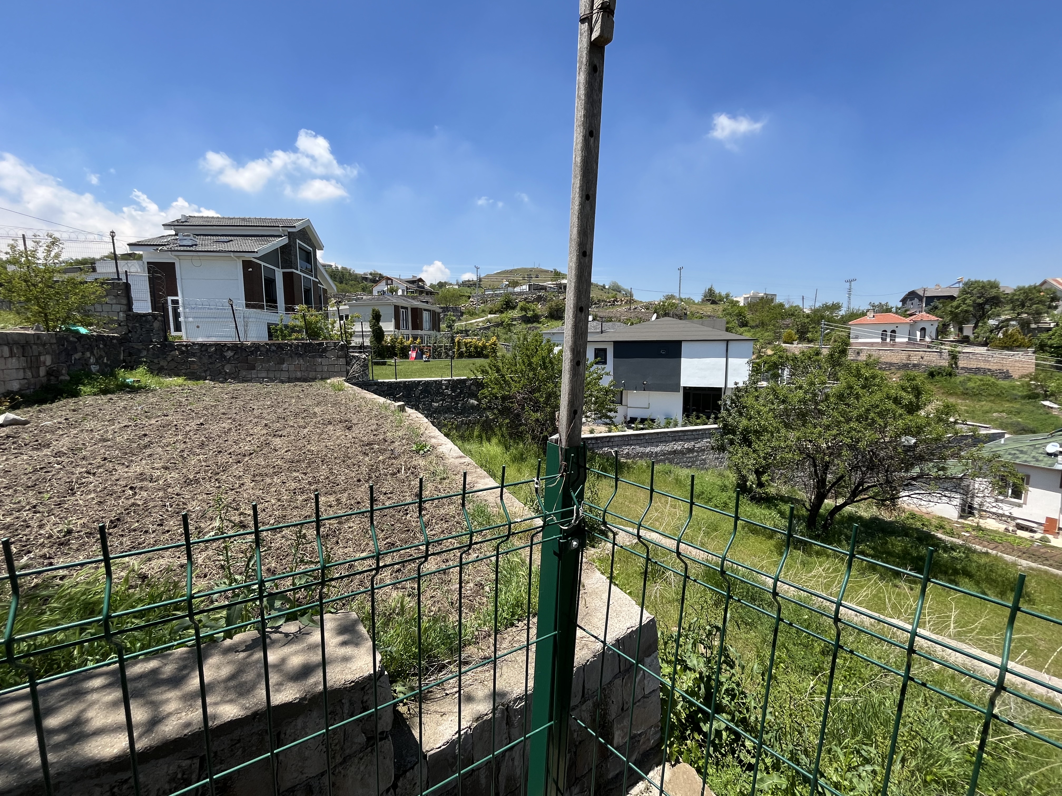 HACILAR AŞAĞI MH.DE 1750 M2 DUVARLARI ÖRÜLÜ KÖŞE VİLLA PARSELİ - 14
