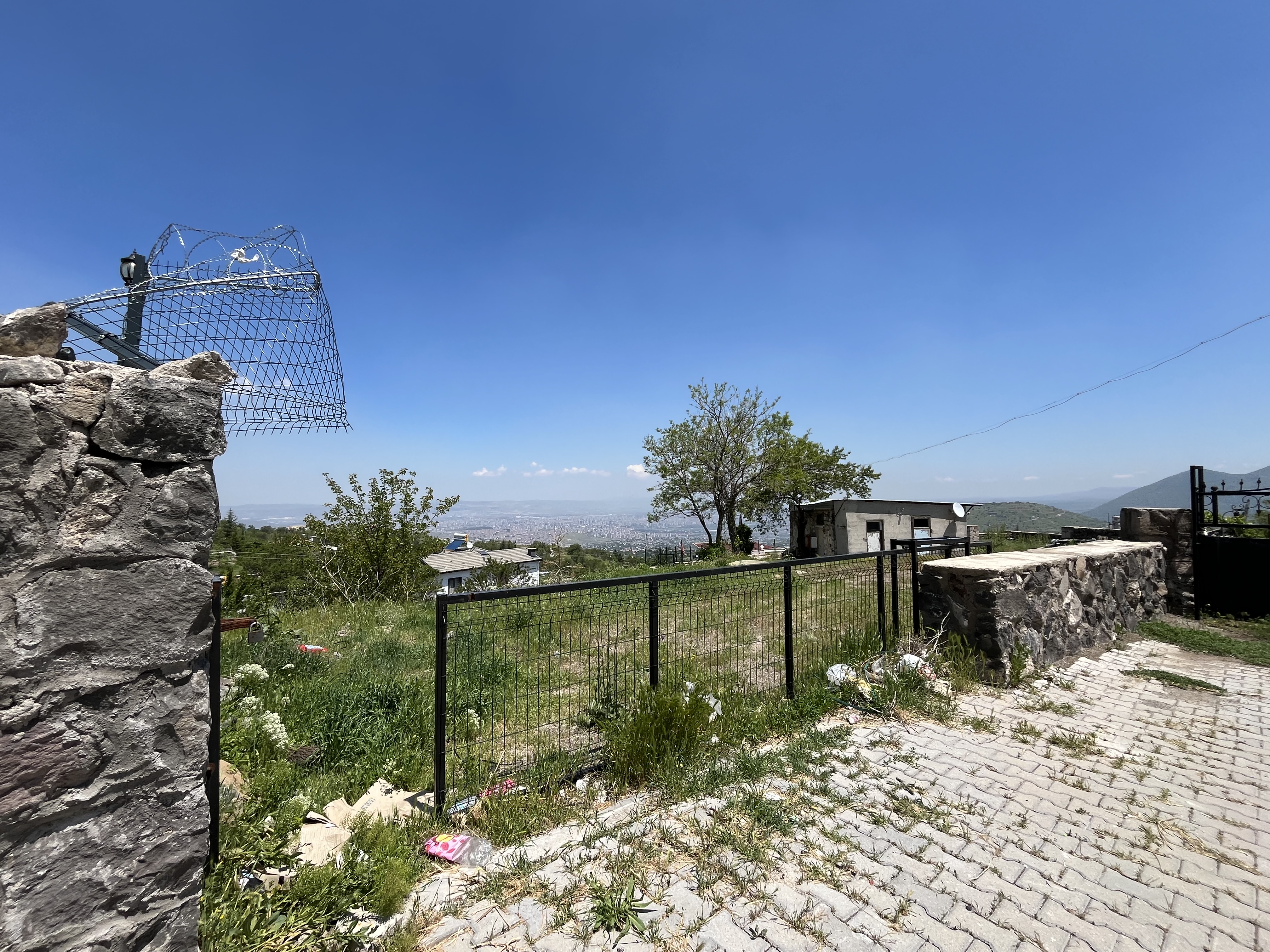 HACILAR AŞAĞI MH.DE 1750 M2 DUVARLARI ÖRÜLÜ KÖŞE VİLLA PARSELİ