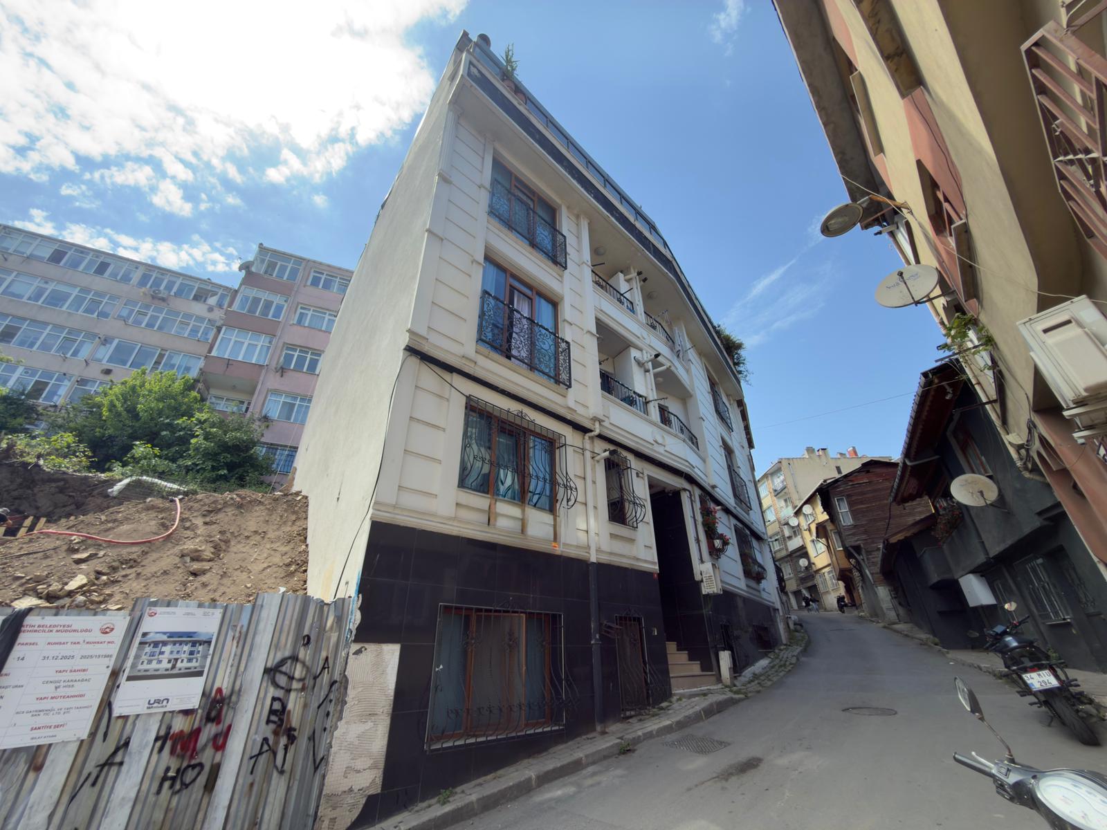YATIRIM FIRSATI! AYVANSARAY'DA YENİ BİNADA  2+1 SATILIK DAİRE - 3