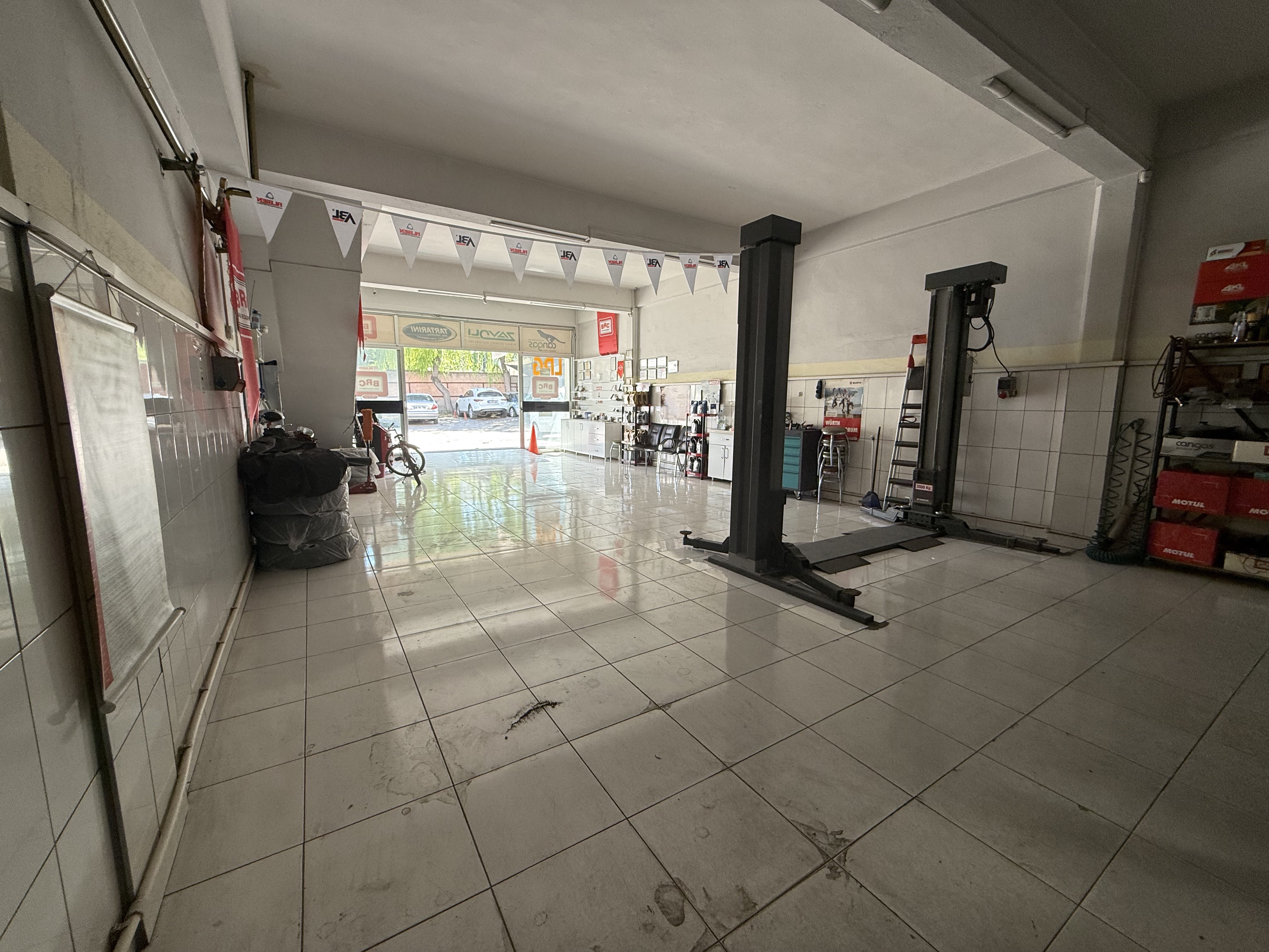Yeni Sanayi’de Devren Kiralık Tam Donanımlı Oto Bakım Servisi - 12