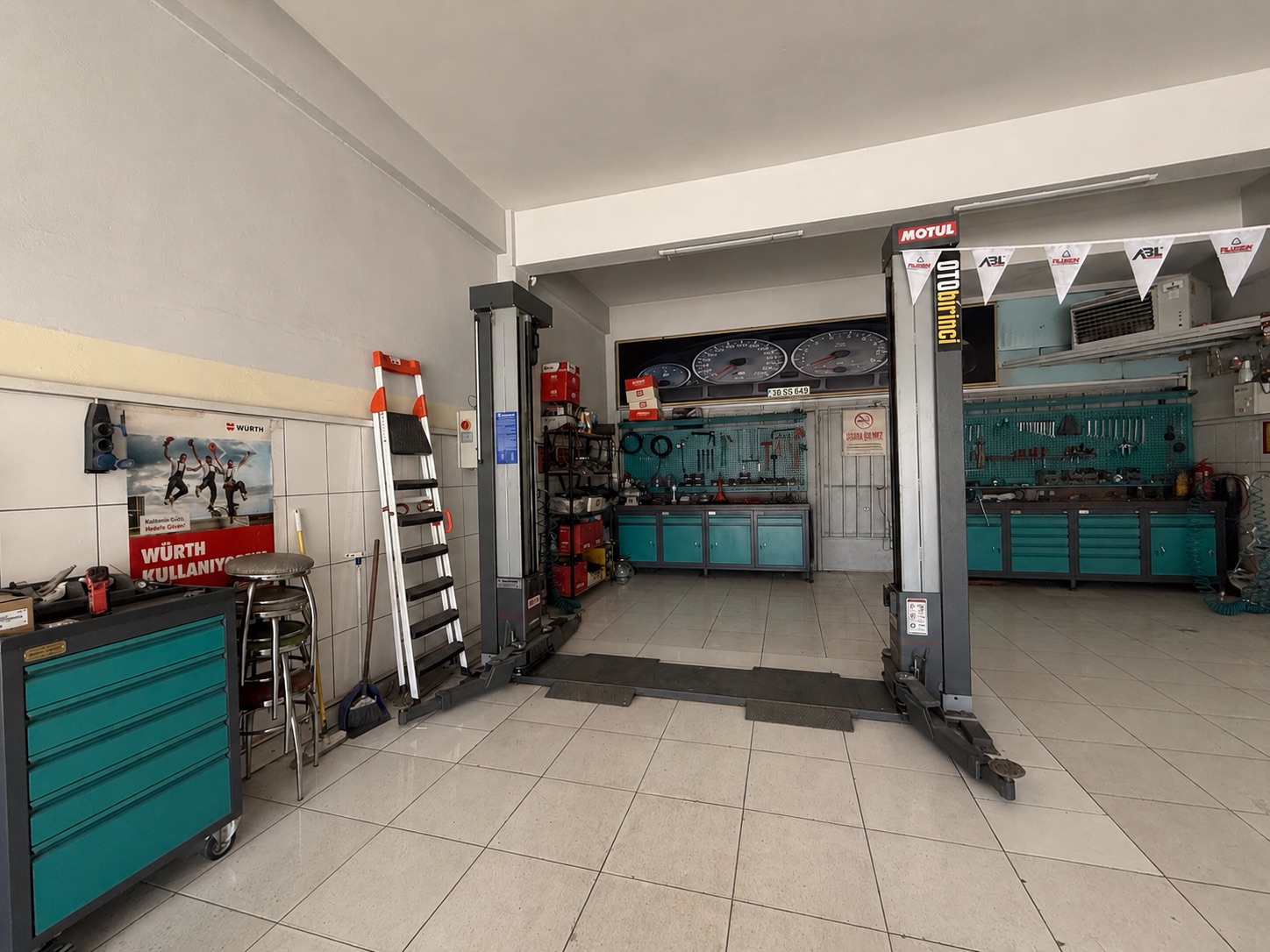 Yeni Sanayi’de Devren Kiralık Tam Donanımlı Oto Bakım Servisi - 8