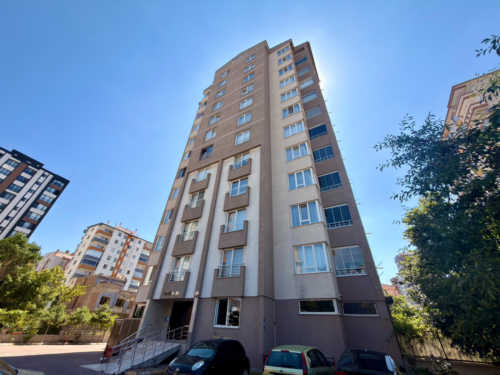 YAŞAR GYO |AYDINLIKEVLER MAHALLESİ'NDE MERKEZİ KONUMDA YAPILI SATILIK 3+1 DAİRE