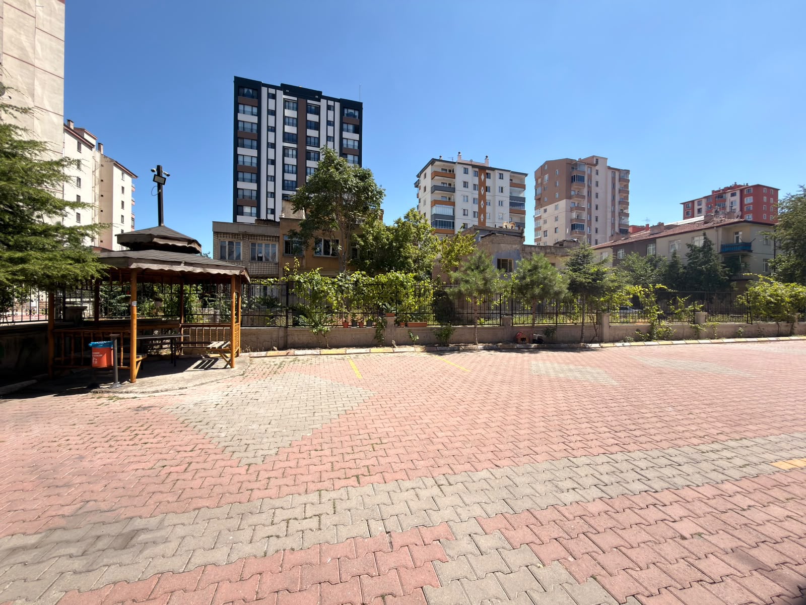 YAŞAR GYO |AYDINLIKEVLER MAHALLESİ'NDE MERKEZİ KONUMDA YAPILI SATILIK 3+1 DAİRE - 29