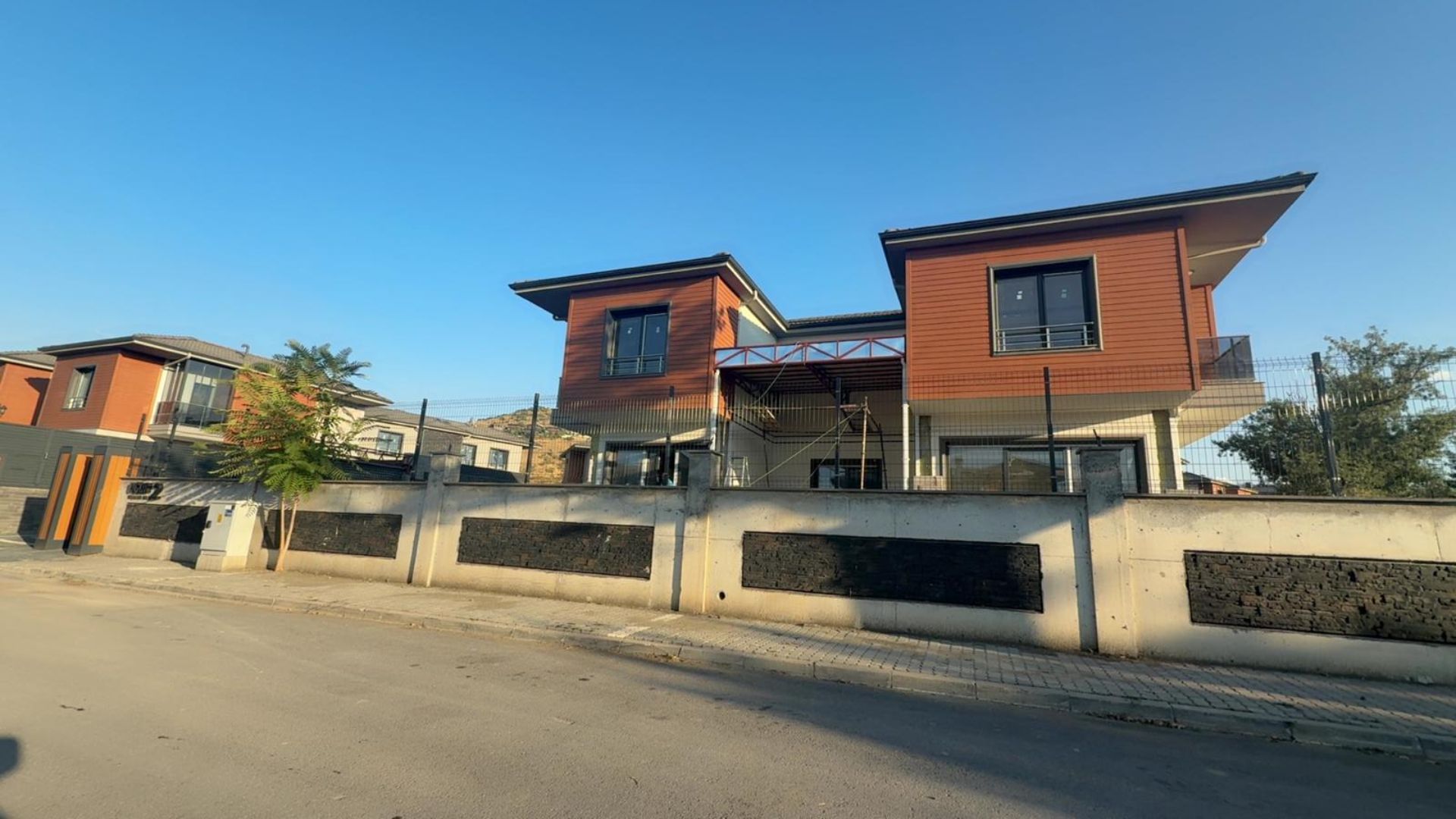 Çaybağlarında Paraşüt Pistine 1 dk Mesafede Site İçerisinde 6+1 Satılık Villalar