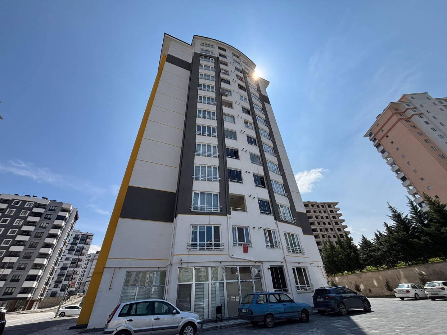 KÜÇÜKALİ MAHALLESİ'NDE SATILIK 2,5+1 KÖŞE DAİRE - 2