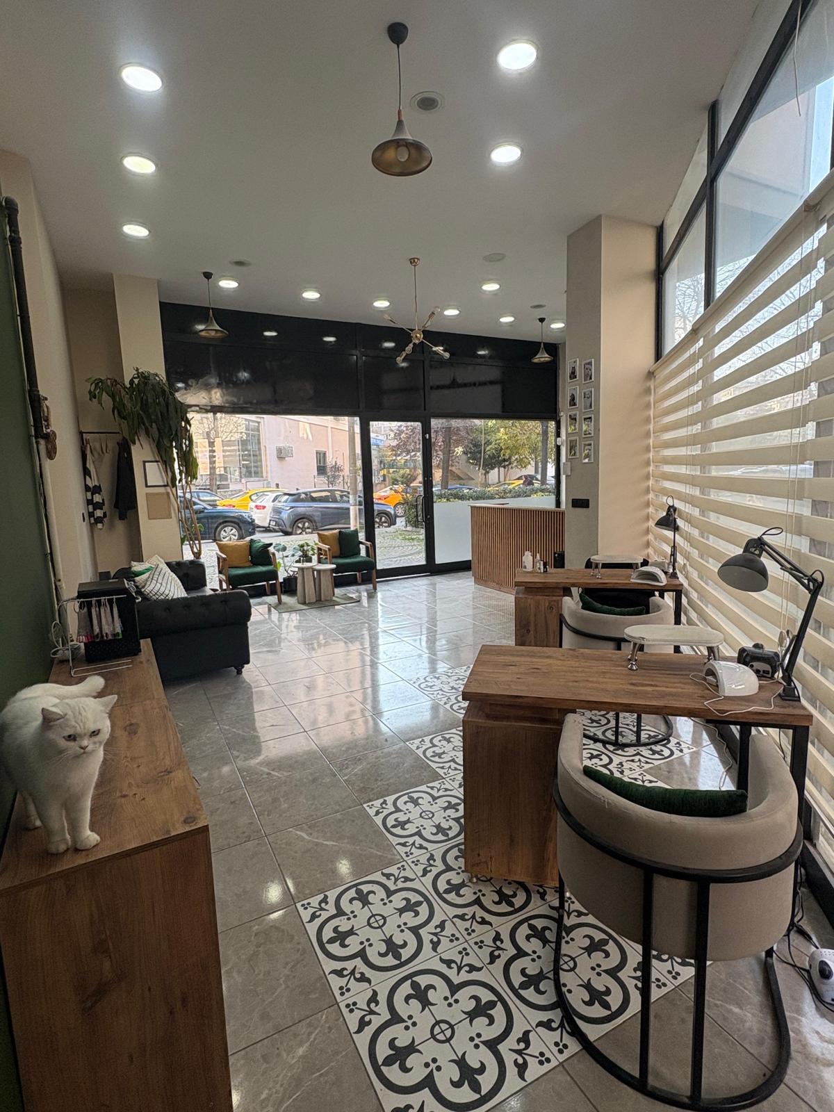 Görünürlüğü ve Prestiji Lokasyonda Yüksek Devren Kiralık Dükkan - 8