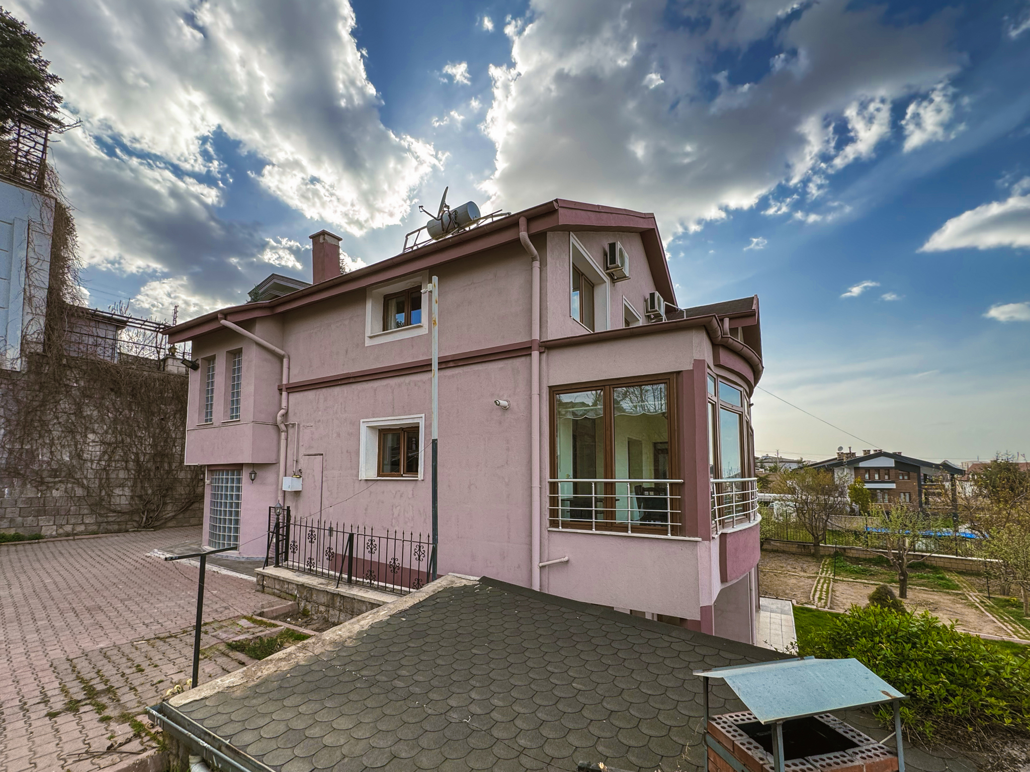 BECEN'DE HUZURLU VE İZOLE BİR YAŞAM İÇİNDE KİRALIK 3 KATLI VİLLA - 6