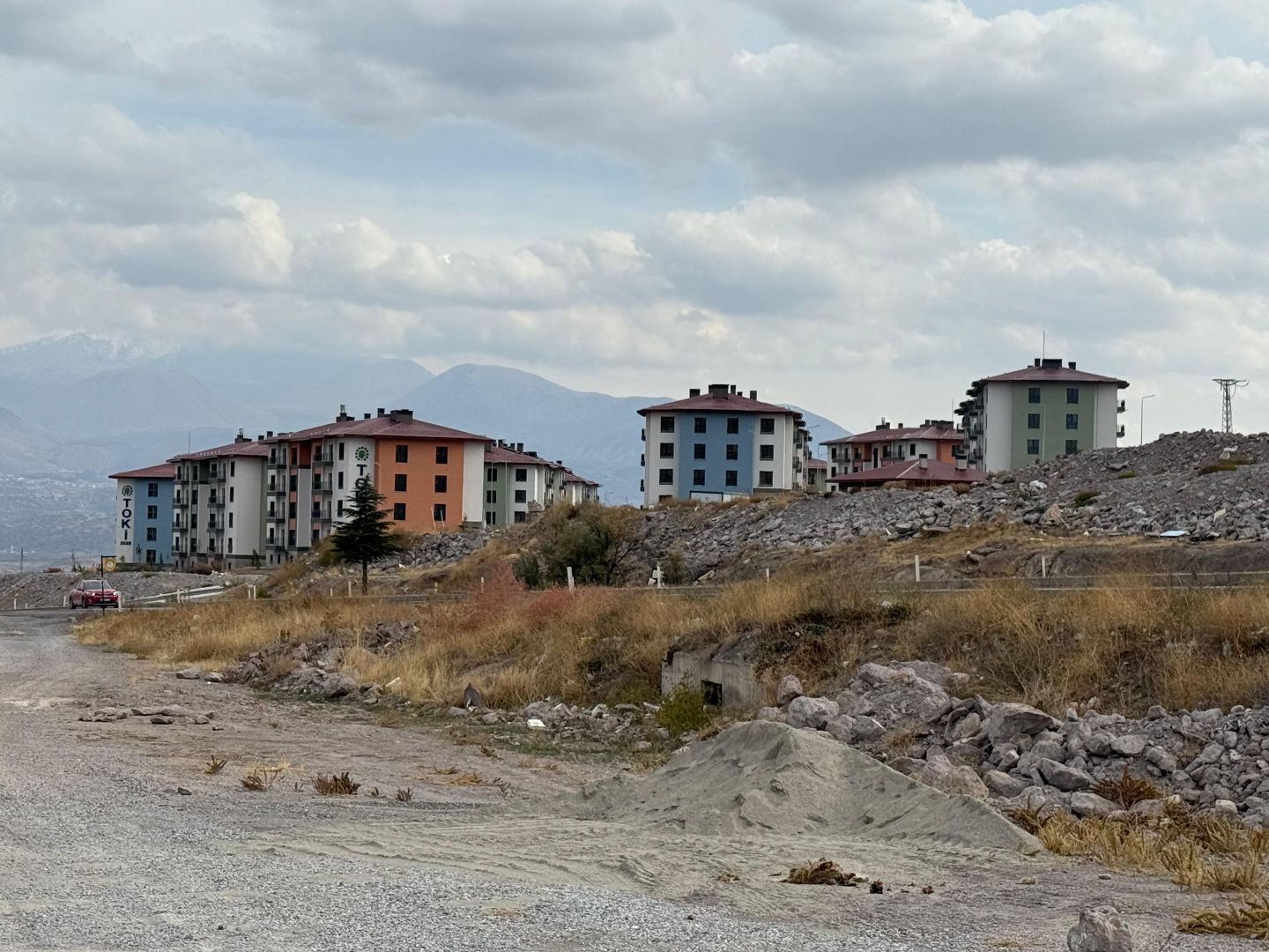 GARİPÇE TOKİ KARŞISINDA FIRSAT KÖŞE PARSEL - 6