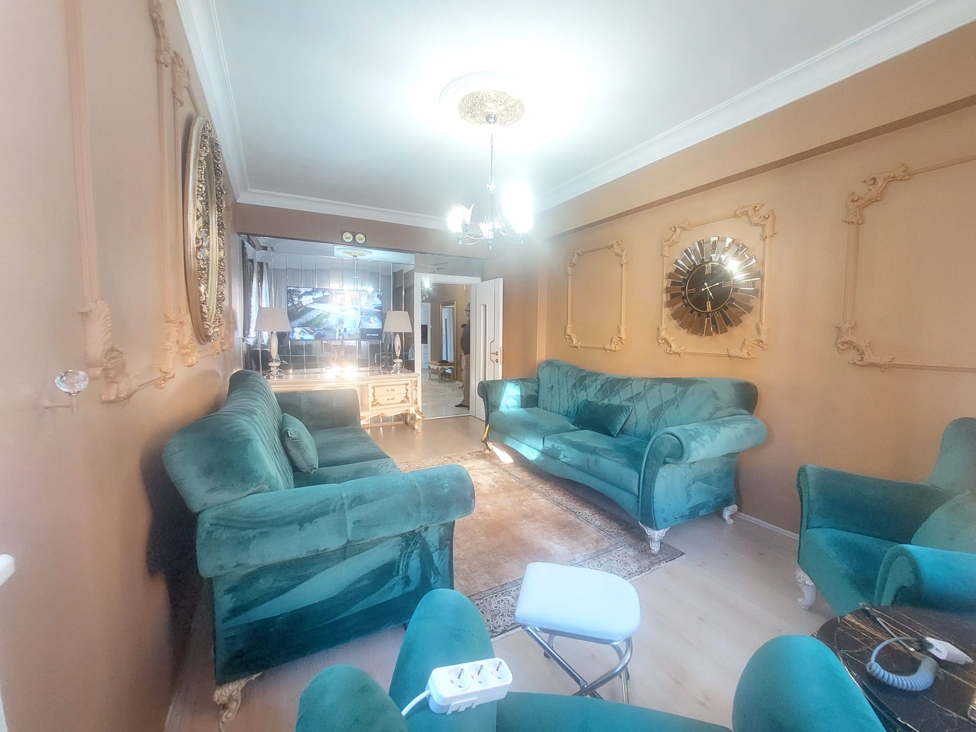 ESENYURT ANA CADDE ÜZERİ YENİLENMİŞ GENİŞ SATILIK DAİRE - 2