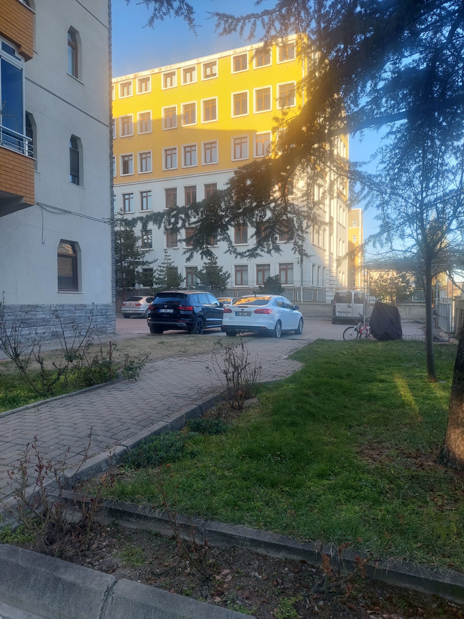 ESENYURT ANA CADDE ÜZERİ YENİLENMİŞ GENİŞ SATILIK DAİRE