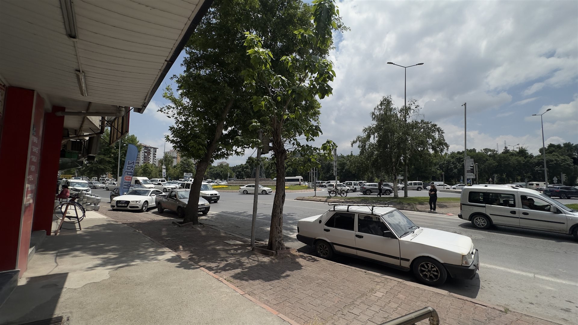 HÜRRİYET DE CADDE ÜZERİ ÇORAKÇILAR MERKEZ DE KİRALIK 3+1 DAİRE
