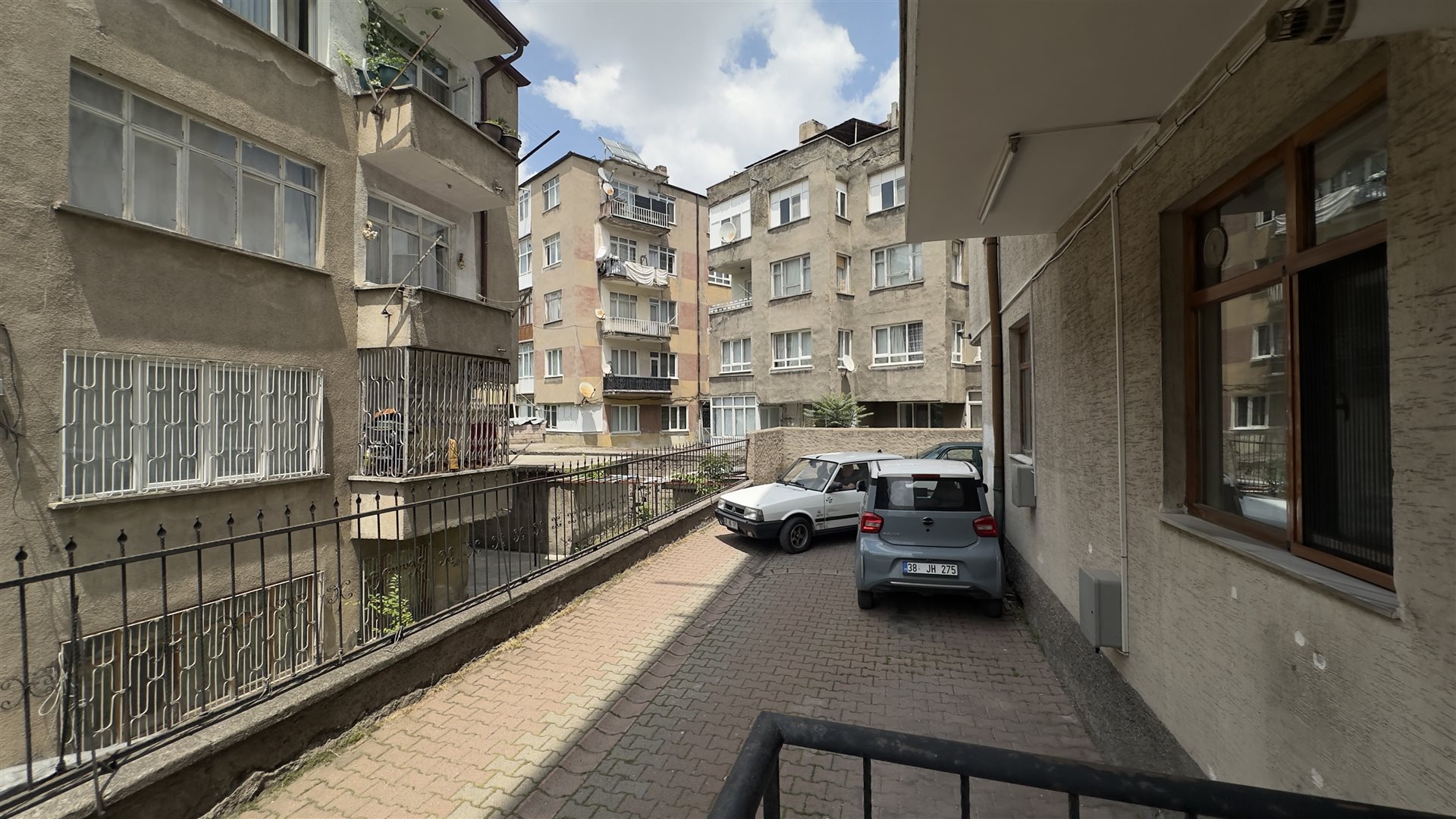 HÜRRİYET DE CADDE ÜZERİ ÇORAKÇILAR MERKEZ DE KİRALIK 3+1 DAİRE - 3