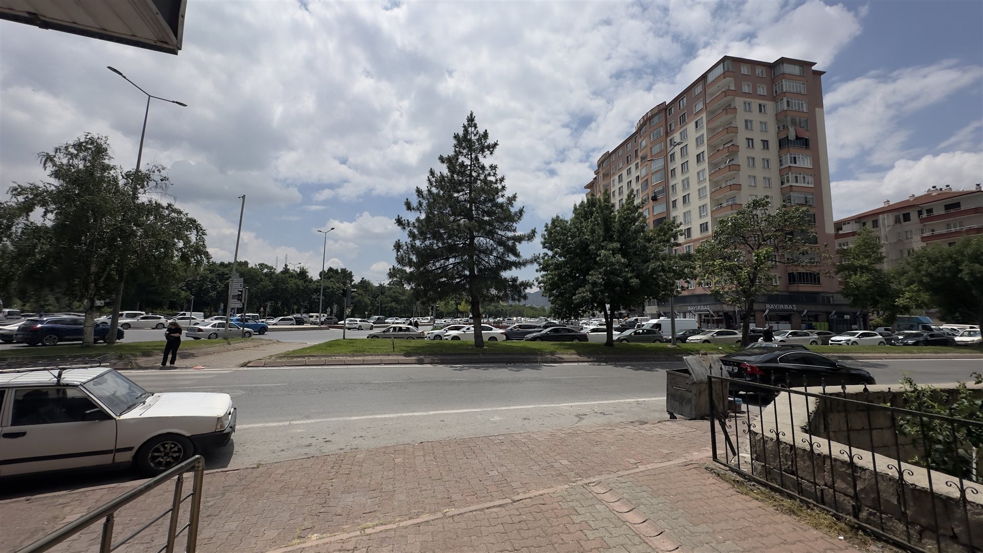 HÜRRİYET DE CADDE ÜZERİ ÇORAKÇILAR MERKEZ DE KİRALIK 3+1 DAİRE - 2