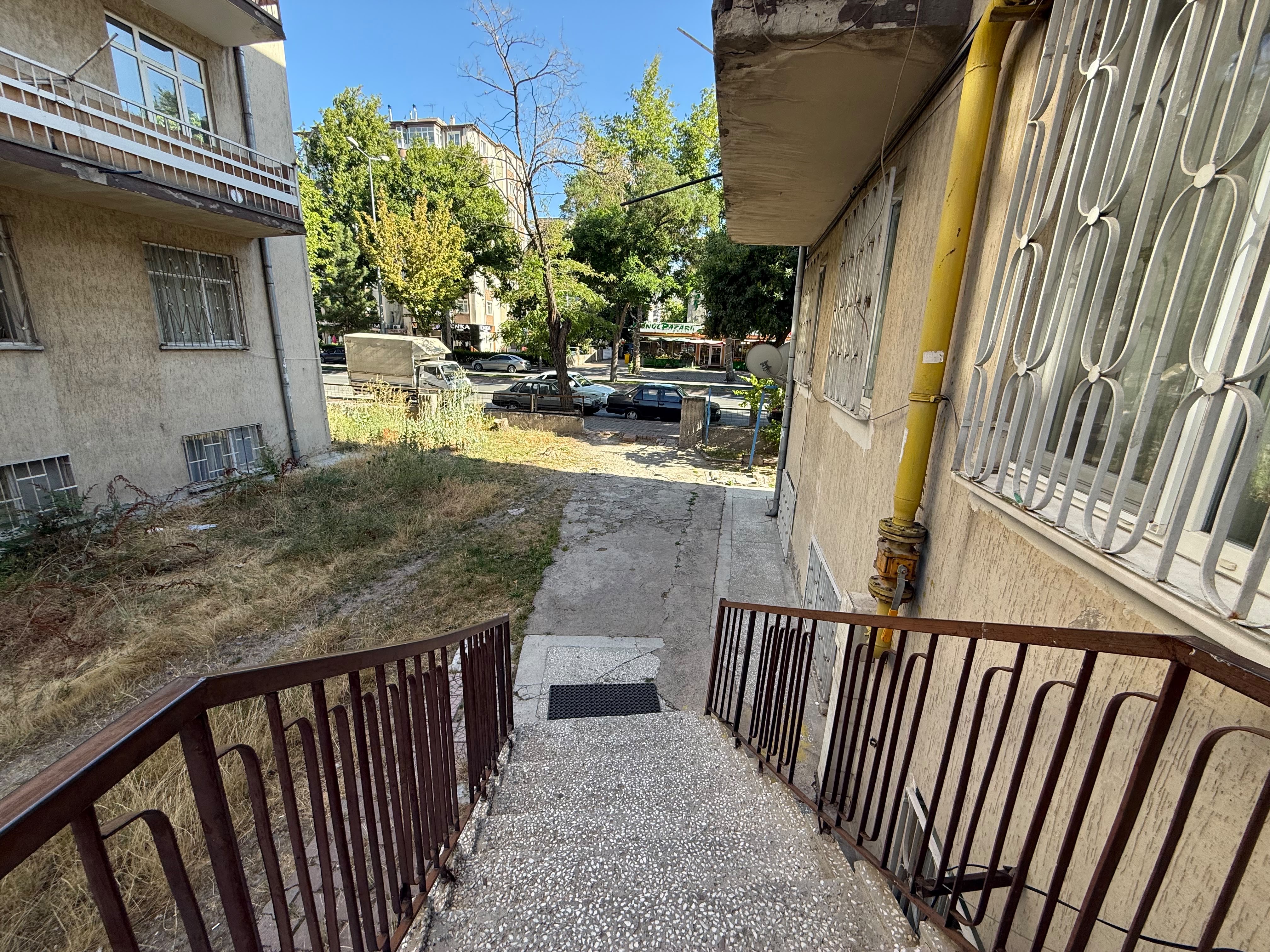 MUSTAFA ŞİMŞEK BULVARI ÜZERİNDE SATILIK KOMBİLİ 2+1 DAİRE