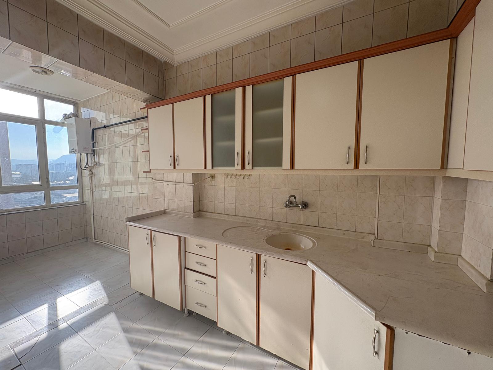 ŞEHİR MERKEZİNE YÜRÜME MESAFESİNDE MANZARALI 3+1 DAİRE