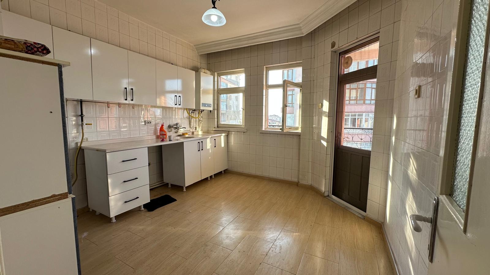 ESENYURT CADDE ÜZERİ GENİŞ METRAJLI KİRALIK DAİRE - 19