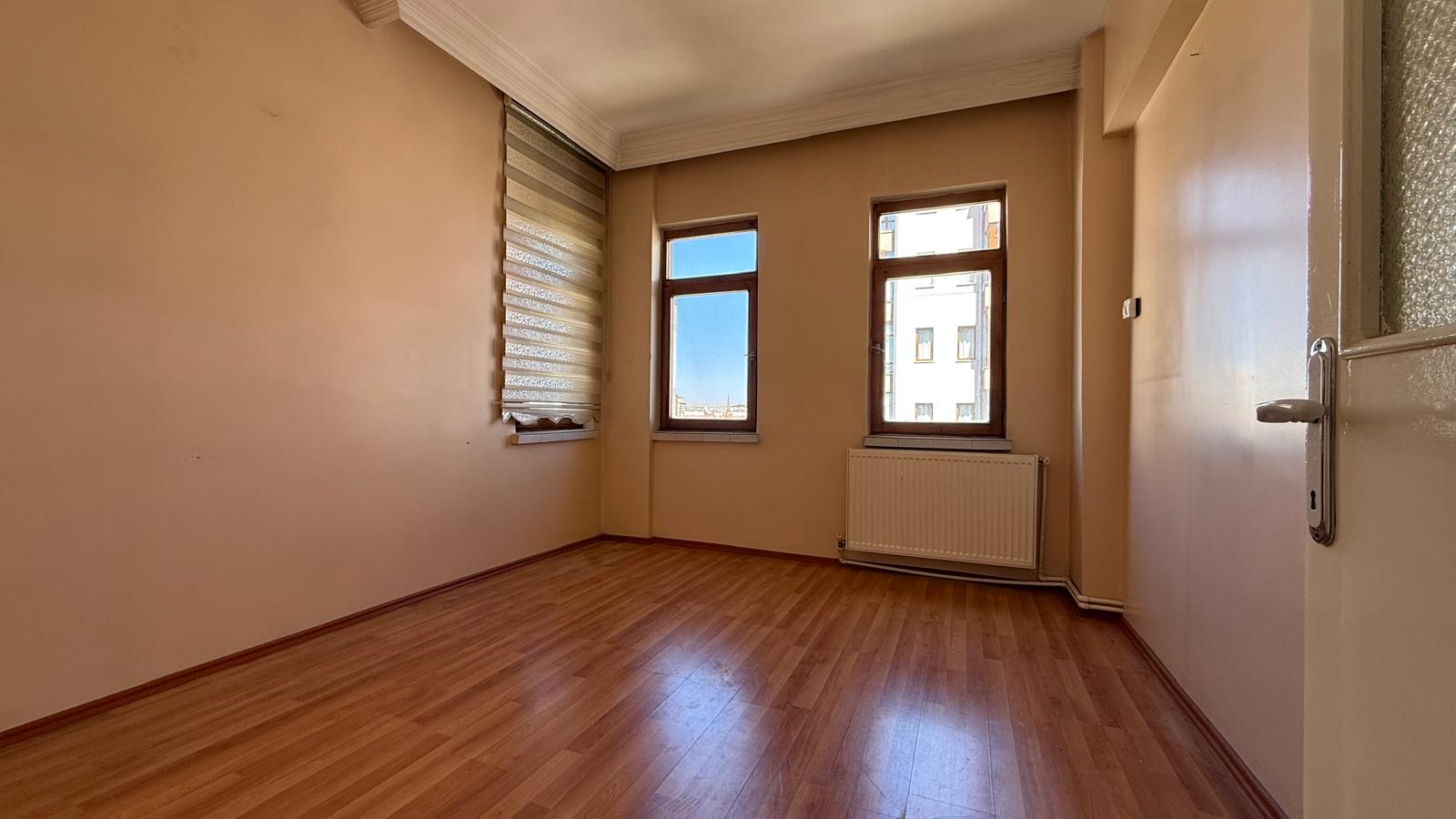 ESENYURT CADDE ÜZERİ GENİŞ METRAJLI KİRALIK DAİRE - 22