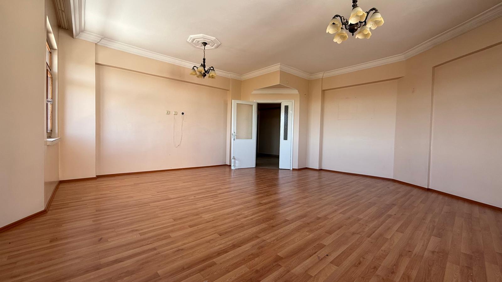 ESENYURT CADDE ÜZERİ GENİŞ METRAJLI KİRALIK DAİRE - 11