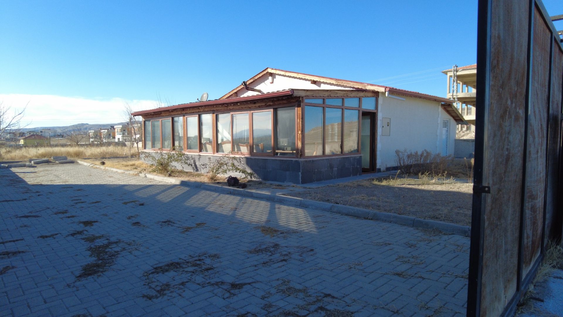 ERKİLET'TE İÇERİSİNDE EVİ BULUNAN 900 M2 TEMİZ VİLLA PARSELİ