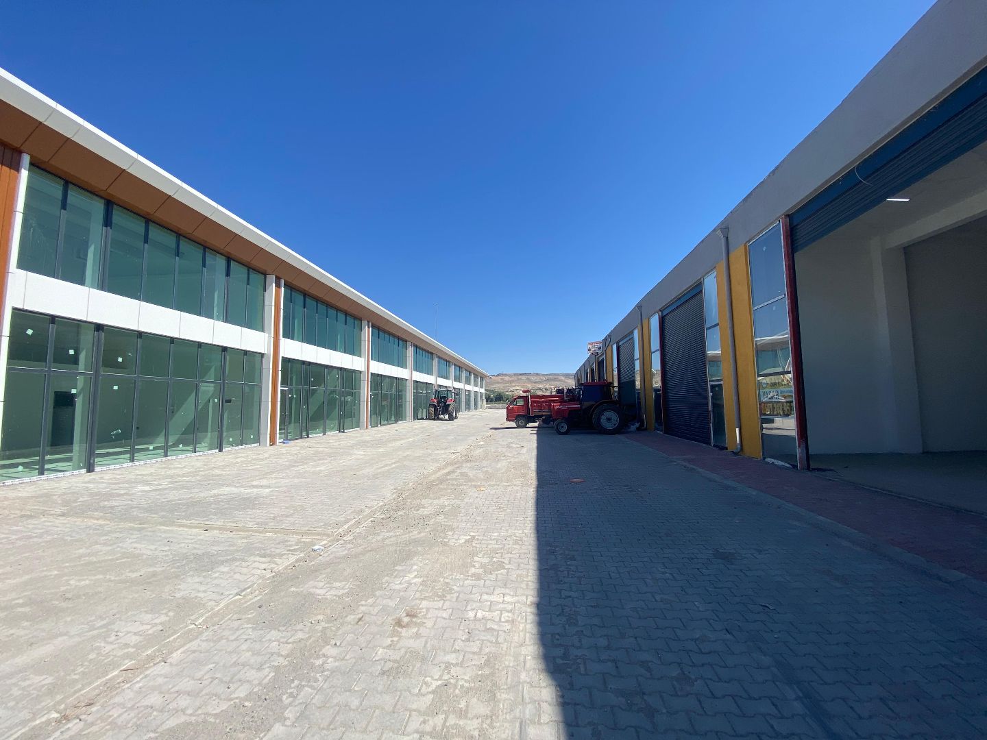 METALSAN'DA SATILIK YÜKSEK TAVANLI 200 M2 DÜKKAN - 4