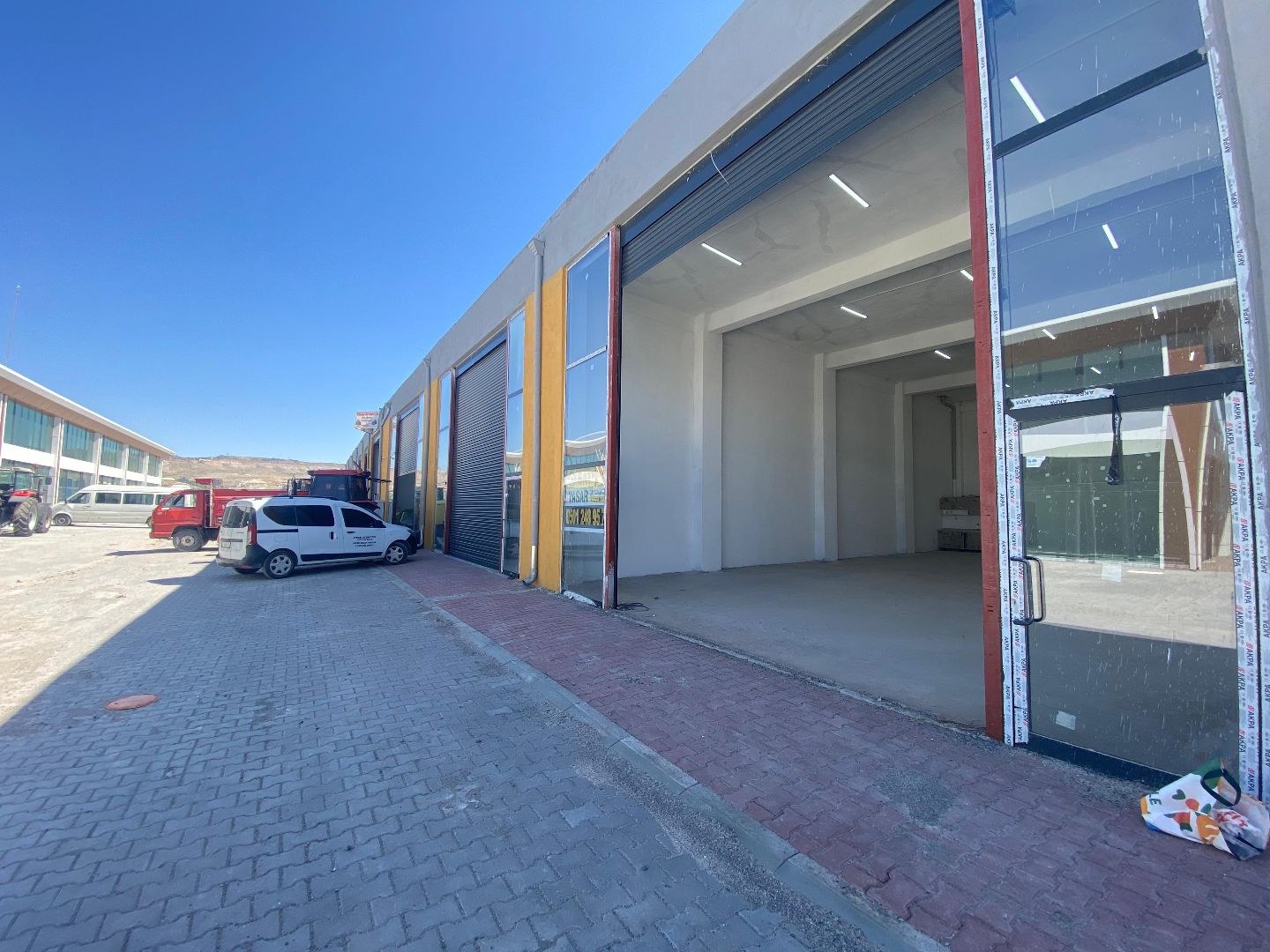 METALSAN'DA SATILIK YÜKSEK TAVANLI 200 M2 DÜKKAN - 2