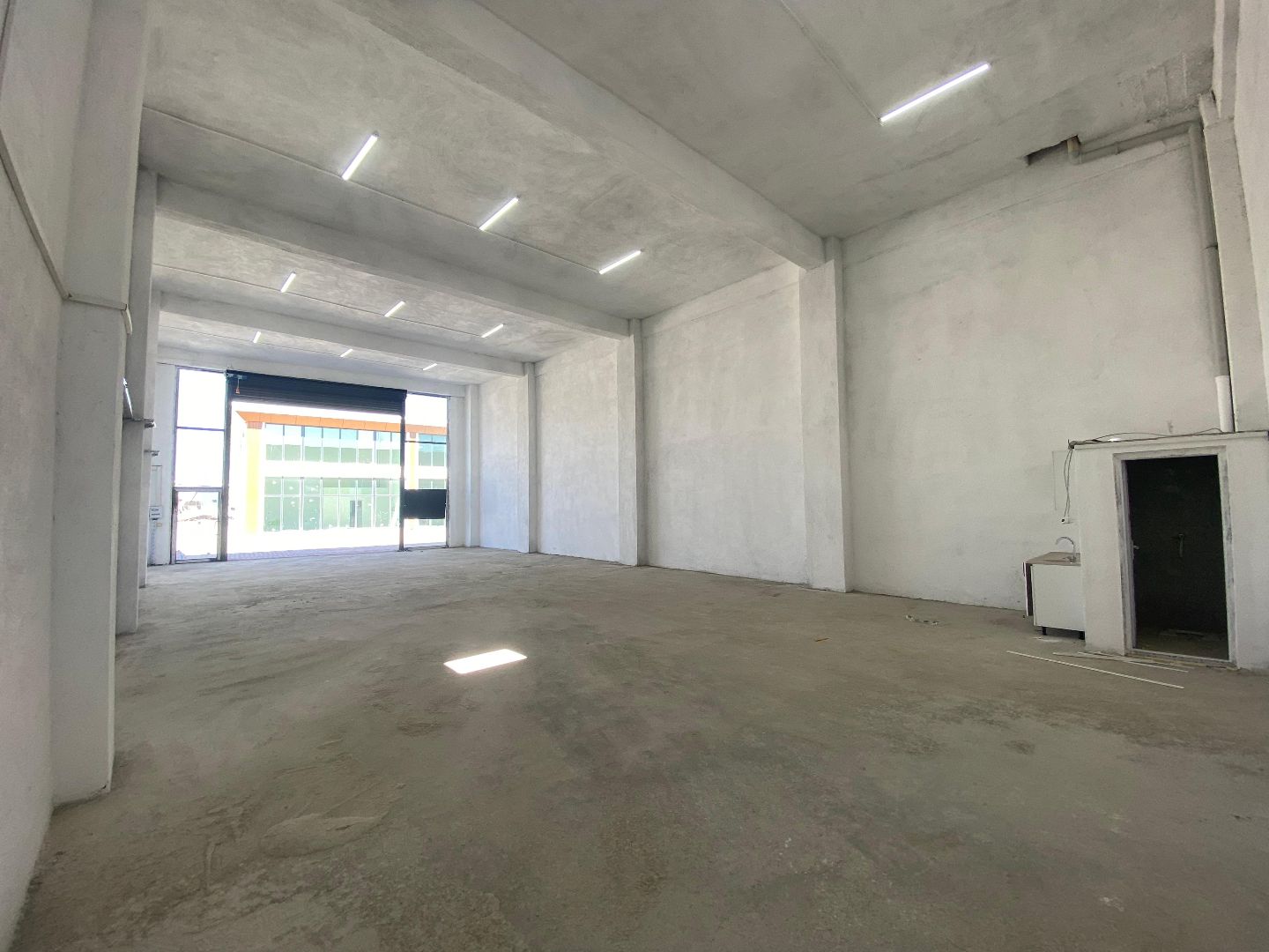 METALSAN'DA SATILIK YÜKSEK TAVANLI 200 M2 DÜKKAN - 6
