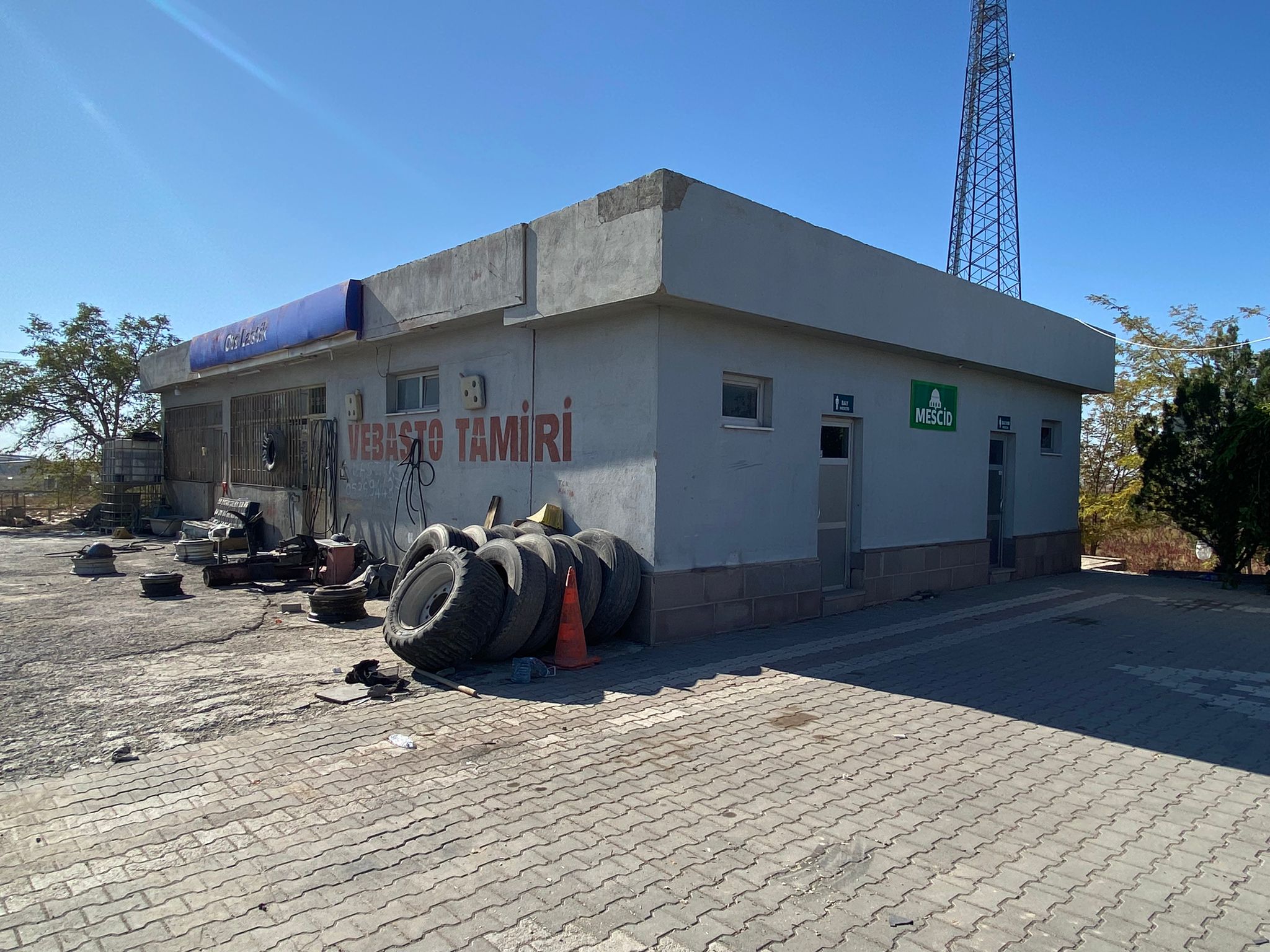 E-90 KARAYOLU ÜZERİNDEN MUHTEŞEM KONUMDA  SATILIK BENZİN İSTASYONU VE ARSA