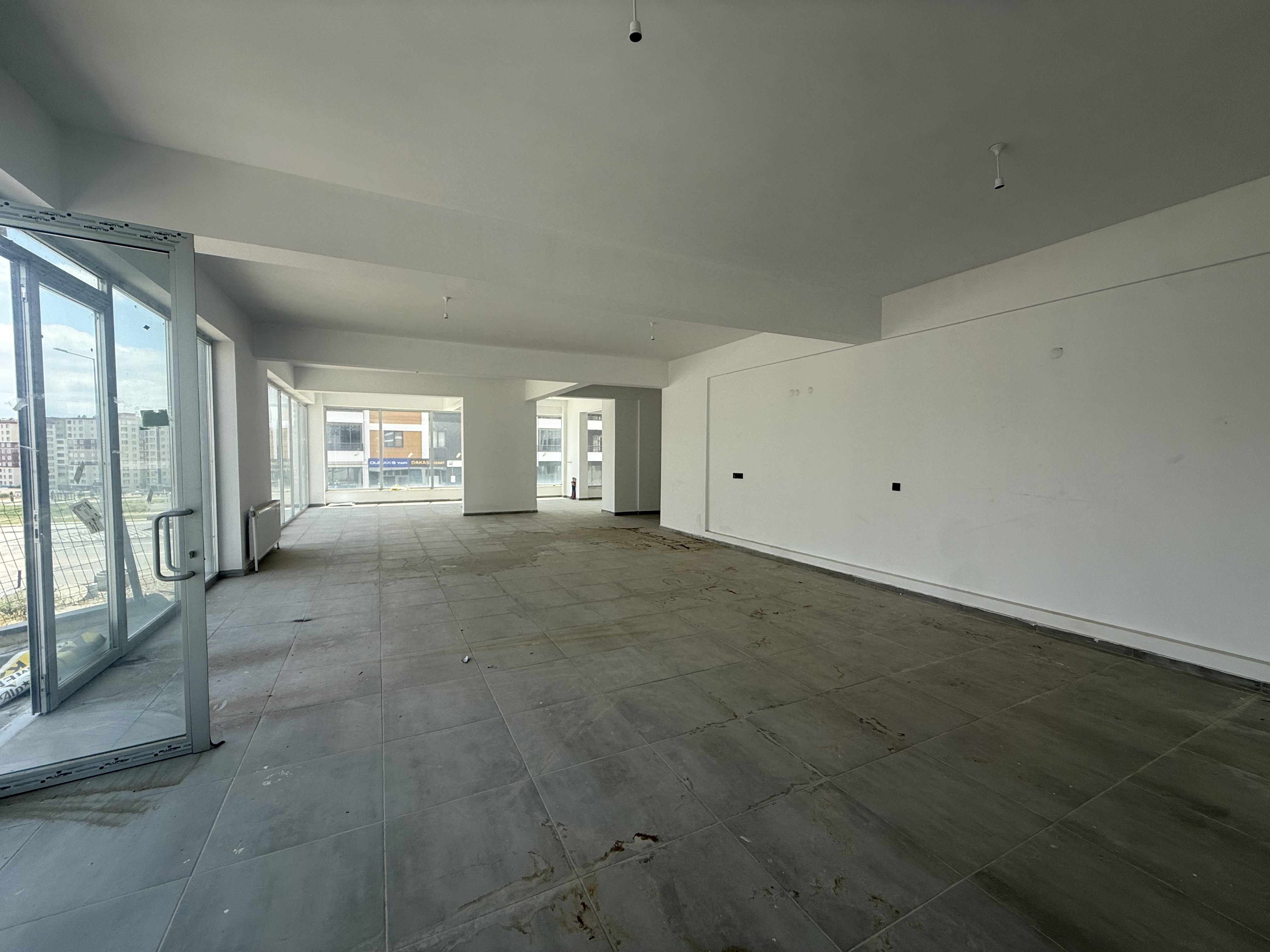 ERKİLET OSMANGAZİ'DE KURUMSALA KİRALIK 180 M2 KÖŞE DÜKKAN - 3