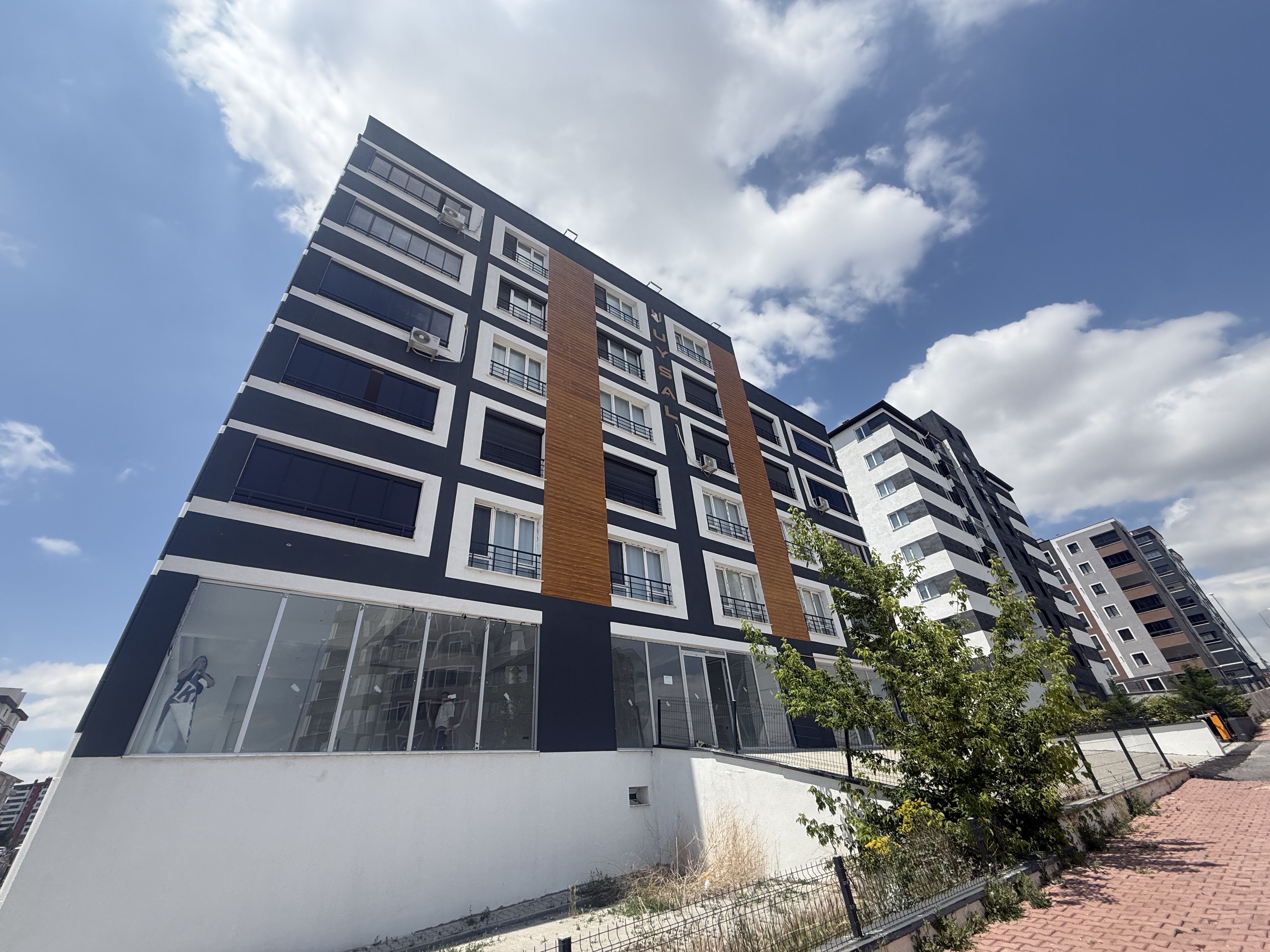 ERKİLET OSMANGAZİ'DE KURUMSALA KİRALIK 180 M2 KÖŞE DÜKKAN