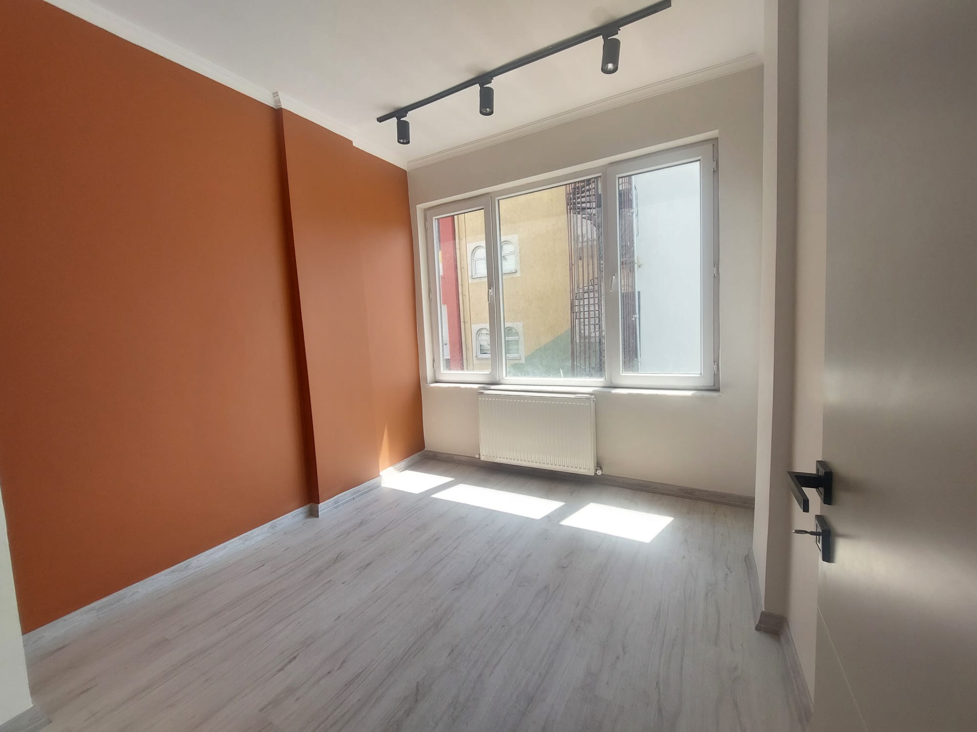 ÇARŞI MERKEZ CADDE EPHELİ YENİLENMİŞ SATILIK OFİS - 6