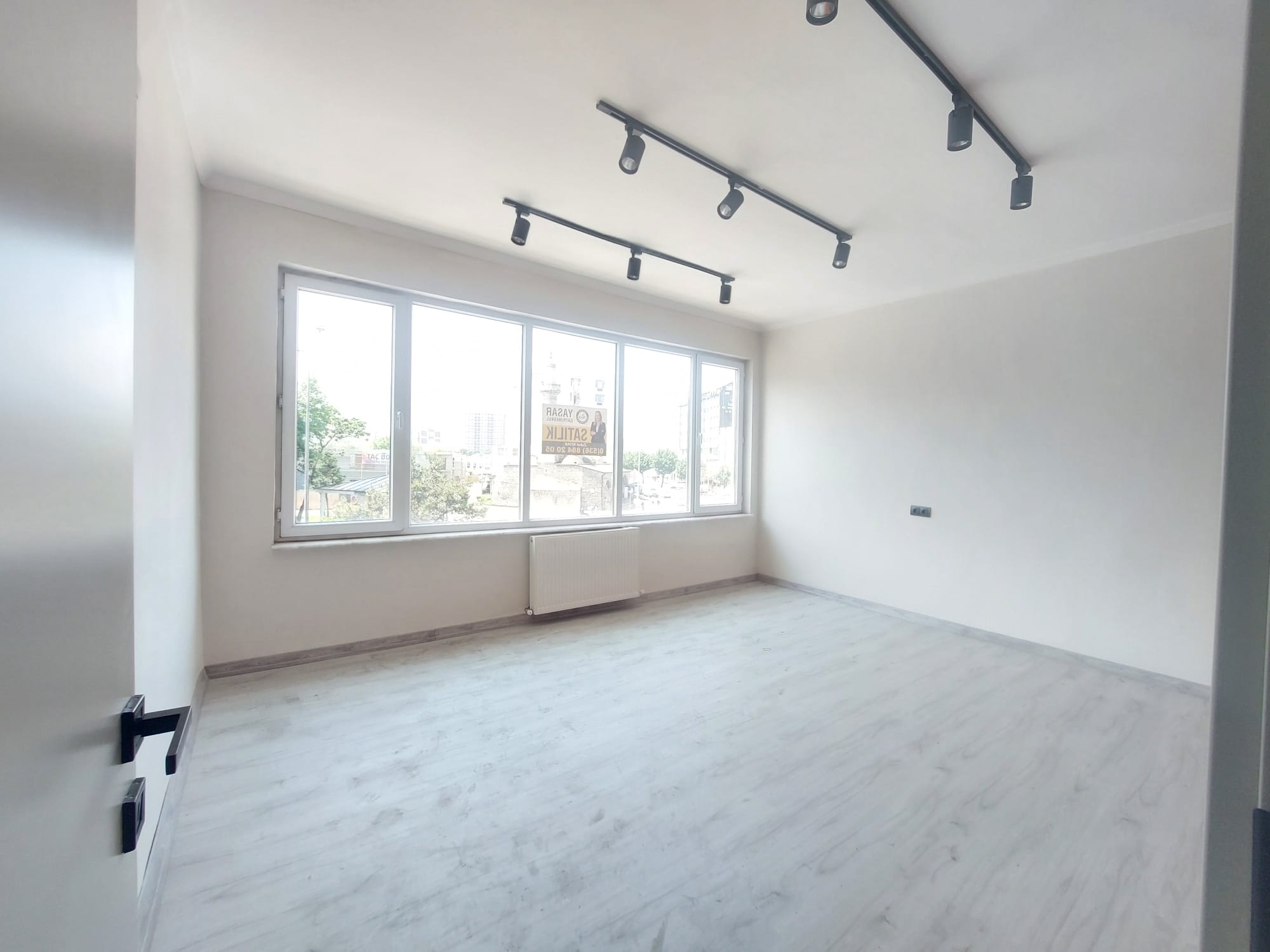 ÇARŞI MERKEZ CADDE EPHELİ YENİLENMİŞ SATILIK OFİS