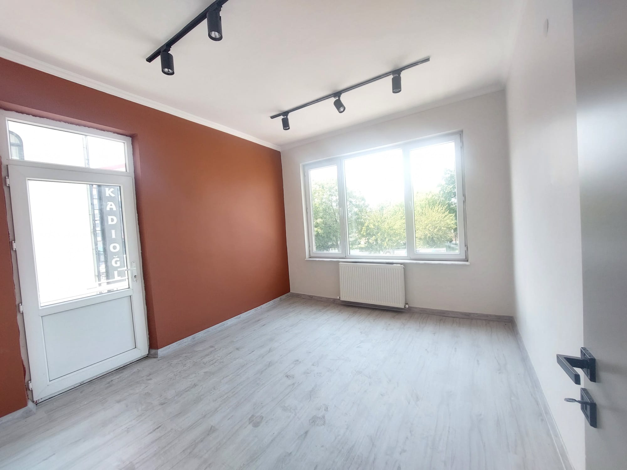 ÇARŞI MERKEZ CADDE EPHELİ YENİLENMİŞ SATILIK OFİS - 10