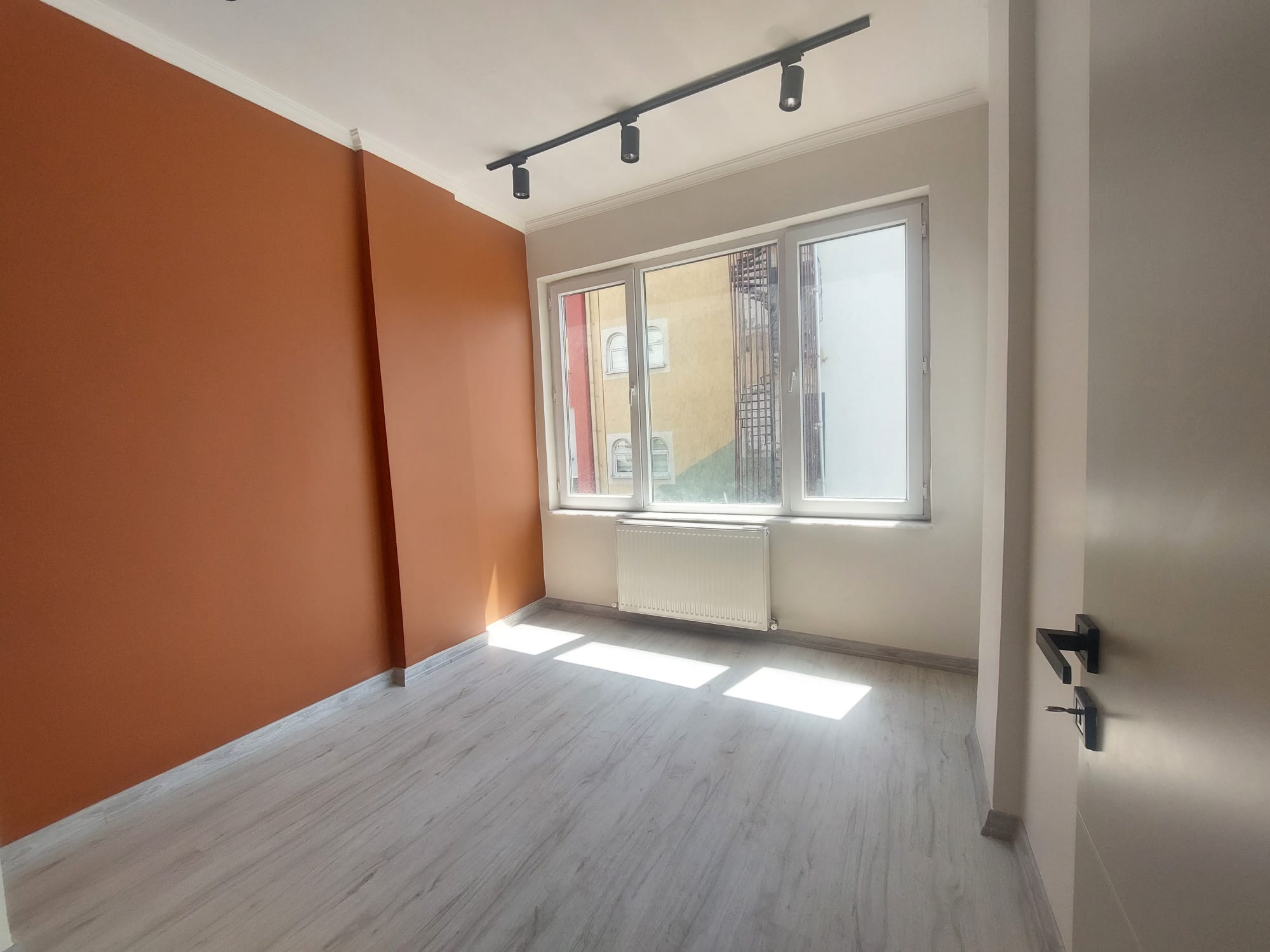 ÇARŞI MERKEZ CADDE EPHELİ YENİLENMİŞ SATILIK OFİS - 2
