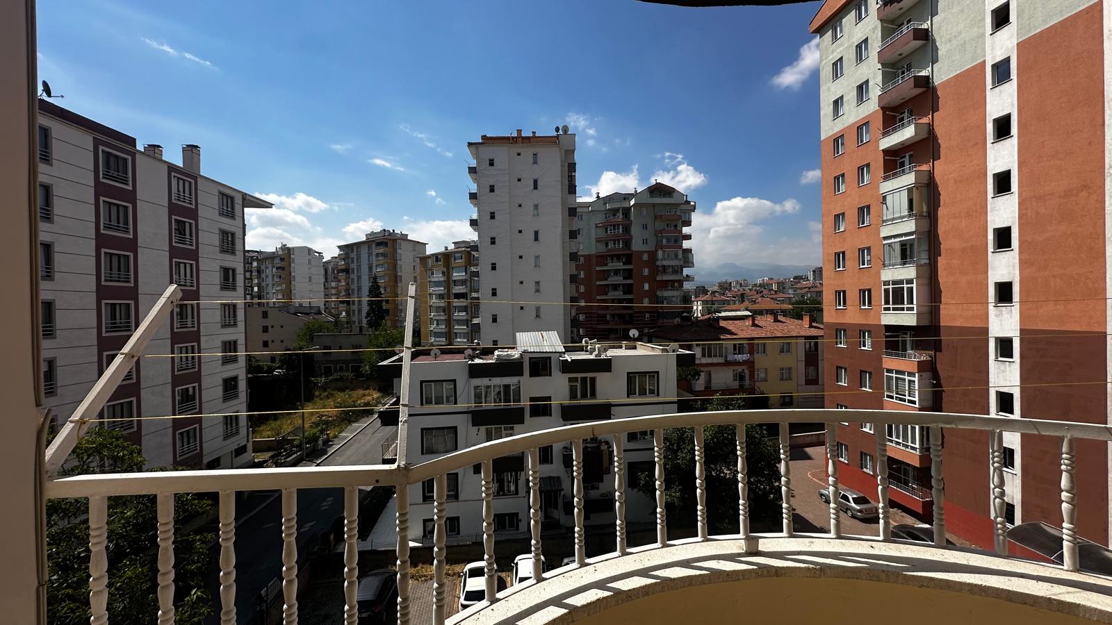 ESENYURT MAHALLESİ SÜMBÜL SOK. 3+1 GENİŞ DAİRE